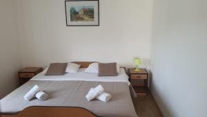 博扎瓦Apartments Irena的一间卧室配有一张带2个床头柜的大床