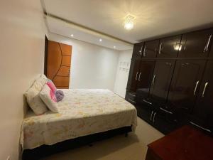 戈亚斯州上帕莱索Cantinho Almeida的一间带床和橱柜的小卧室