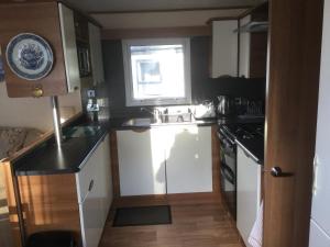 Cornwall Caravan的厨房或小厨房