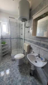 博扎瓦Apartments Irena的浴室配有卫生间、淋浴和盥洗盆。