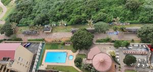 阿曼济姆托蒂Stella Maris 53的享有带游泳池的度假村的空中景致