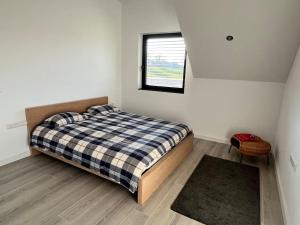 贝尔多夫Maison petite Suisse luxembourg的一间小卧室,配有床和窗户
