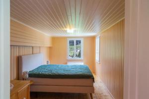 罗丁Casa Dorino - Casa di vacanza ideale per famiglie的一间带床的卧室,位于带窗户的房间内