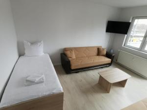 科隆Ferdimesse Apartments 2的一间卧室配有一张大床和一张沙发