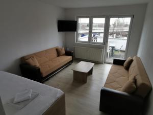 科隆Ferdimesse Apartments 2的客厅配有两张沙发和一张桌子