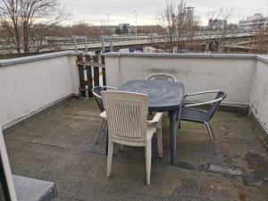 科隆Ferdimesse Apartments 2的阳台上配有蓝色的桌椅