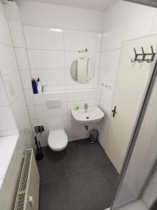 科隆Ferdimesse Apartments 2的白色的浴室设有卫生间和水槽。