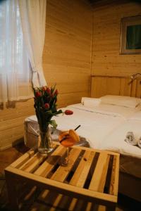 Osiek迪瓦尔酒店的一间房间,里面设有一张床和一张鲜花桌
