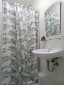 塔里萨伊2BR Casa Mia Sanremo Oasis Cebu的一间带水槽和淋浴帘的浴室