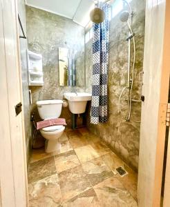 清迈UDEE Cozy Hotel的浴室配有卫生间、盥洗盆和淋浴。