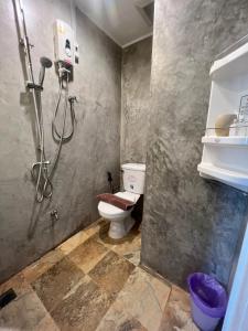 清迈UDEE Cozy Hotel的带淋浴和卫生间的浴室。