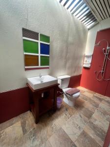 清迈UDEE Cozy Hotel的一间带水槽和卫生间的浴室
