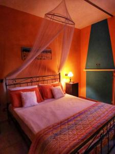 Vaglio SerraA casa di Anna的一间卧室配有一张带天蓬的大床