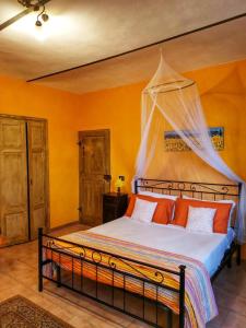 Vaglio SerraA casa di Anna的一间卧室配有带橙色枕头的床