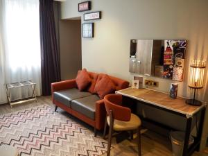 卡迪夫加的夫靛蓝酒店的客厅配有沙发和桌子