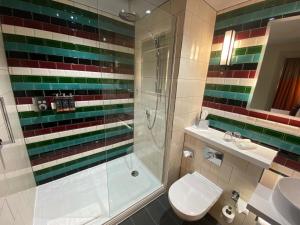 卡迪夫加的夫靛蓝酒店的带淋浴、卫生间和盥洗盆的浴室