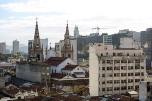 里约热内卢Centro da cidade com vista para o Cristo的享有教堂和建筑的城市美景