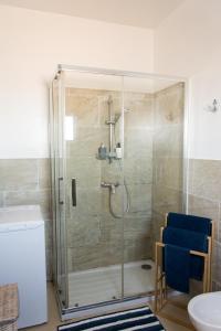 科蒂略Casa Nami的浴室里设有玻璃门淋浴