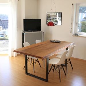 罗拉赫apartment-S Sonnenrain的餐桌、白色椅子和电视