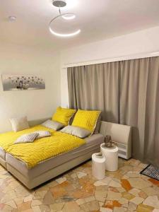 布雷佐Ferienwohnung Casa Belvedere的一间卧室配有一张带黄床单和黄毯的床。
