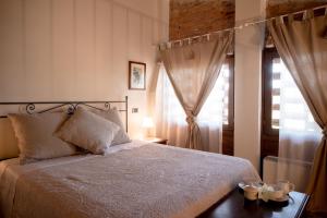 泰里乔拉Casale Podernovo的一间卧室设有一张床和一个窗口