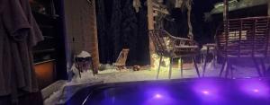 锡尔卡Levi Secret Igloo Revontuli的带浴缸和椅子的客房