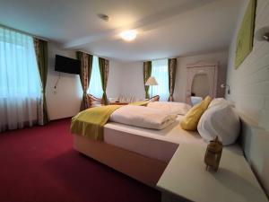 福尔巴赫Room in Guest room - Pension Forelle - double room no01的酒店客房配有一张带黄色和白色枕头的大床