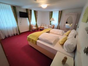 福尔巴赫Room in Guest room - Pension Forelle - double room no01的卧室配有带白色枕头的大床