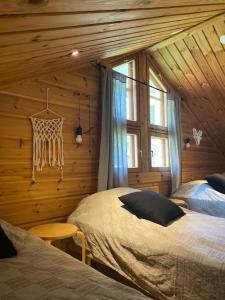 耶姆赛Latvahonka Cottage的小木屋内一间卧室,配有两张床