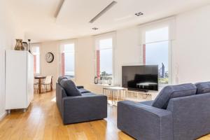 巴塞罗那Idyllic apartment in BCN beach的客厅配有2张蓝色沙发和1台电视