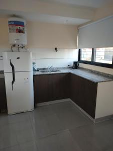 门多萨Alpaquitay 1的厨房配有白色冰箱和台面