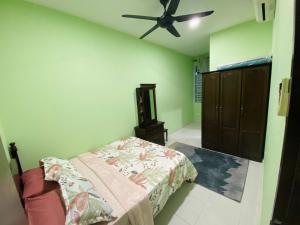 巴西古当Haira Muslim Homestay的一间卧室配有一张床和吊扇