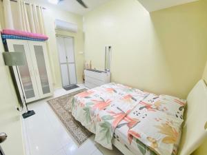 巴西古当Haira Muslim Homestay的一间卧室设有一张床和一间浴室。