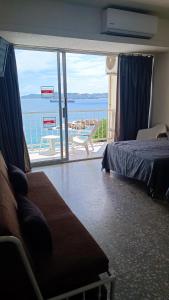 阿卡普尔科Suite Claus的一间卧室配有一张床,享有海景