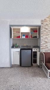 阿卡普尔科Suite Claus的厨房配有白色橱柜和沙发。