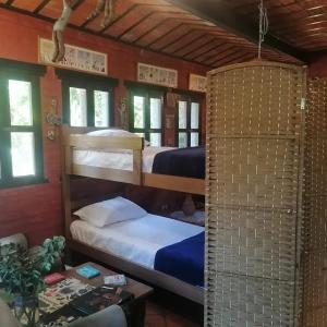 科洛尼亚-德尔萨克拉门托La Estancia hostel的房屋内带两张双层床的客房