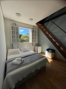 拉夫拉斯诺瓦斯普罗文西亚宾馆的一间卧室设有一张大床和一个窗户。