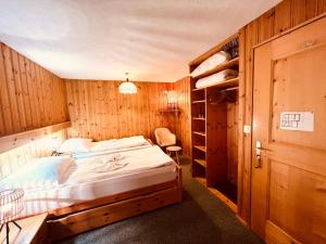 萨斯SKY Rooms, Mountainous View的木制客房内的一间卧室,配有一张床