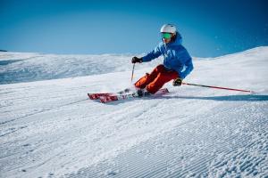 海特尔旺RIMA Apart‘s的一个人在雪覆盖的斜坡上滑雪