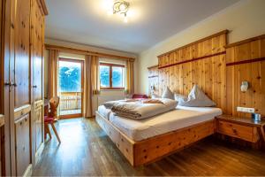 巴德小基希海姆Hotel Raunig的一间卧室配有一张木墙床