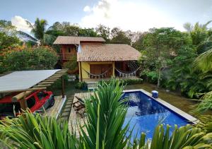 皮帕Pacha - Bangalôs em Pipa的一座带游泳池的别墅,毗邻一个度假胜地
