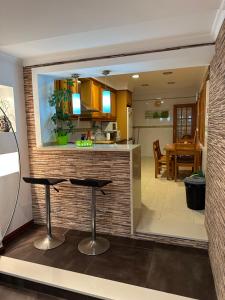 费雷尔Ocean Guesthouse Baleal的厨房以及带柜台和桌子的客厅。