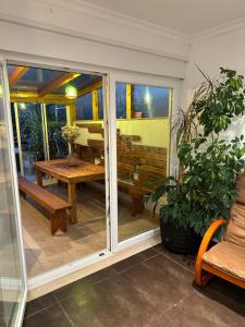 费雷尔Ocean Guesthouse Baleal的门廊设有木桌和长凳,