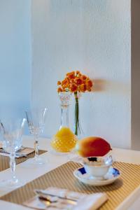 法鲁À dos Reis的一张桌子,上面有橘子花花