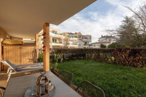 贝桑松Appartement très calme, terrasse & jardin en ville的一个带桌子并享有建筑景致的庭院