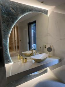 伊斯泰布纳Black Diamonds Hill的一间带两个盥洗盆和大镜子的浴室