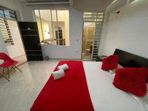 弗洛伦西亚Hotel Gran Estacion Florencia的卧室配有红色和白色的床和红色毯子