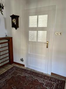 布拉格Apartmán Colette的白色的门,有窗户和钟
