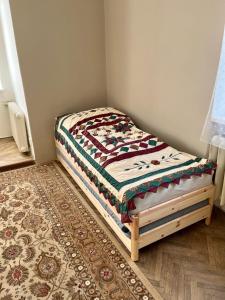 布拉格Apartmán Colette的一张小床,位于客房的角落