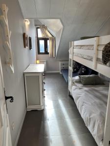 莫纳奇尔Casa acogedora en Sierra Nevada的一间卧室设有两张双层床和水槽
